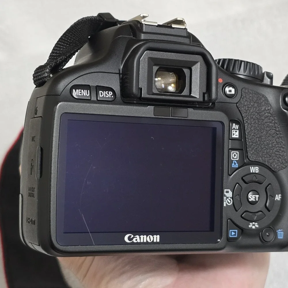 Canon EOS Rebel T2i DSLR Camera 18-55mm Lens Bundle